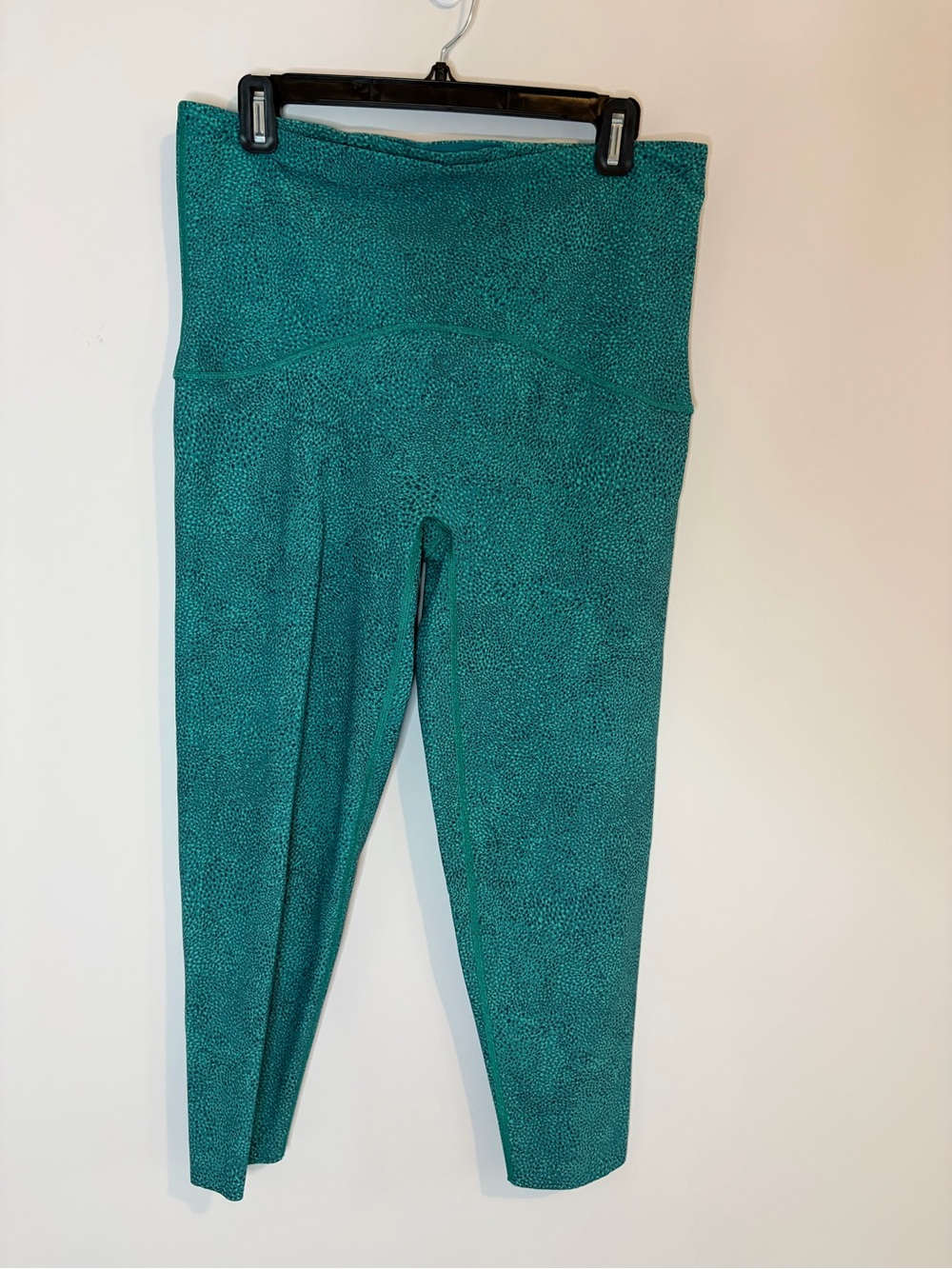 Spanx Booty Boost Active Printed Crop Leggings Teal Green Animal Dot 1XT